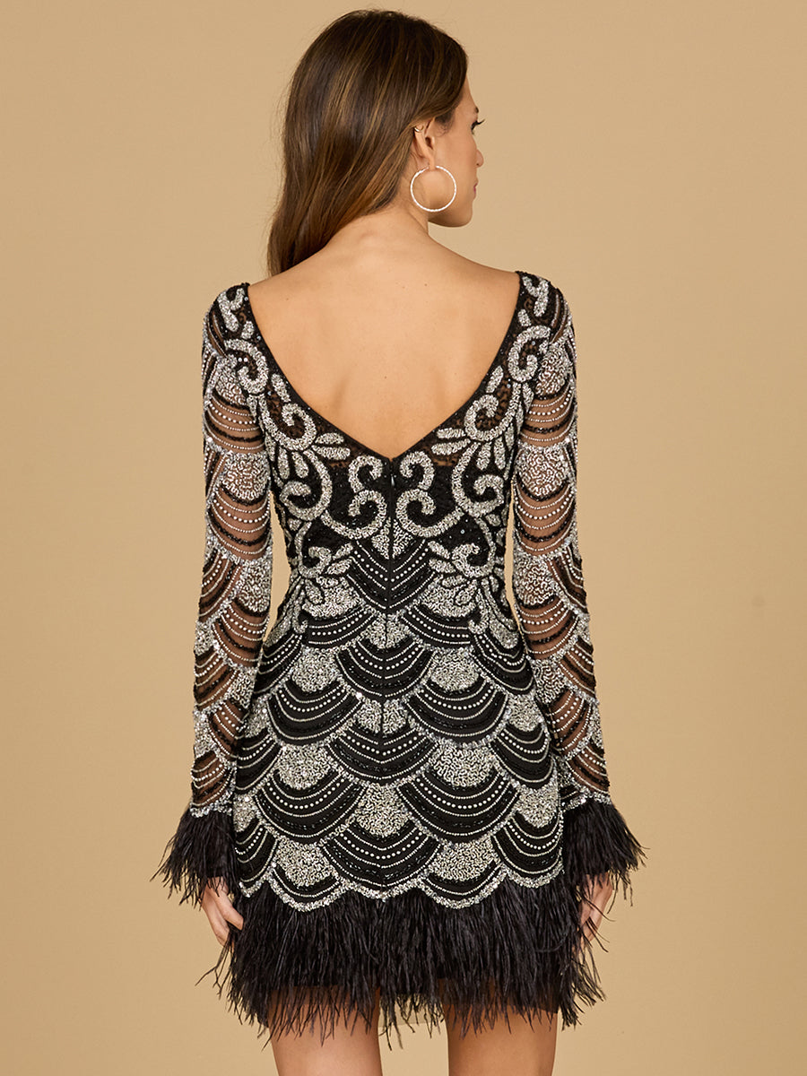 Kurzes Perlenkleid mit Federn und Ärmeln