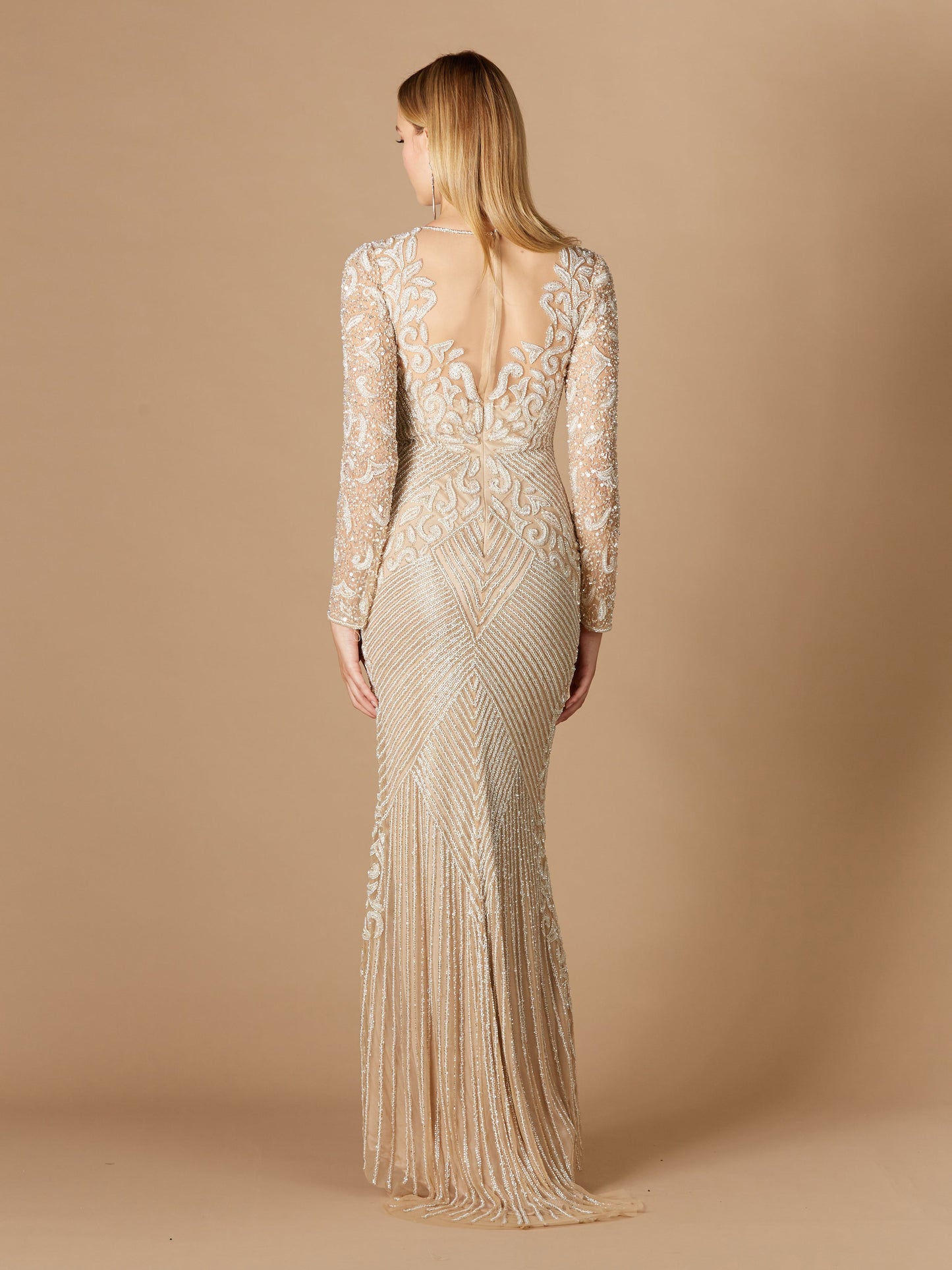 Enganliegendes, langärmeliges, perlenbesetztes Abendkleid