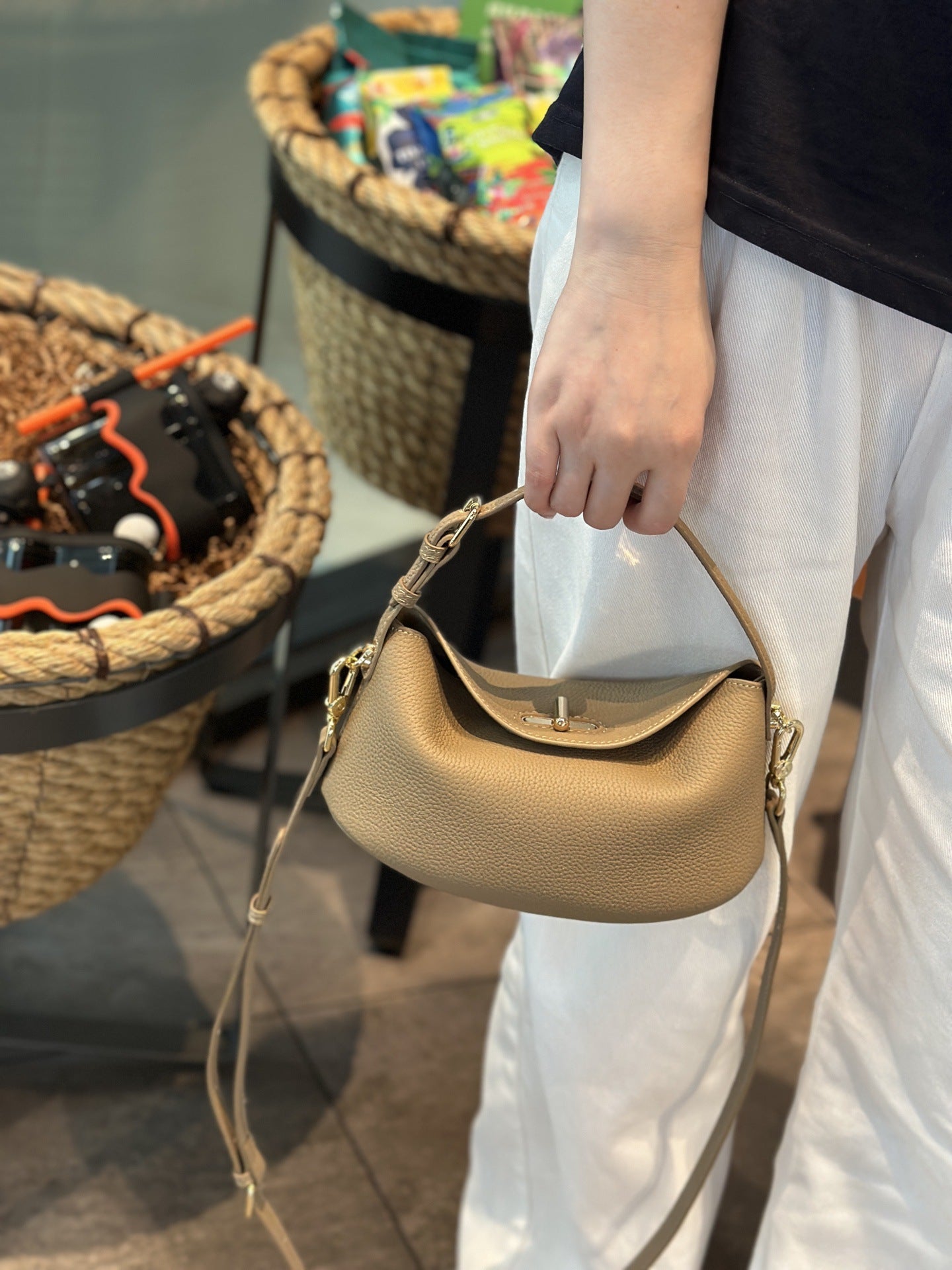 Litchi Grain Genuine Leather First Layer Cowhide Yuanbao Bag For Women, New Simple And Premium Crossbody Fashion Commuter Handheld Small Bag