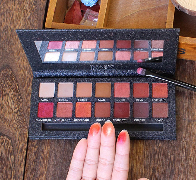 14-Color Eyeshadow Palette: Cool and Warm Tones for Brightening Complexion