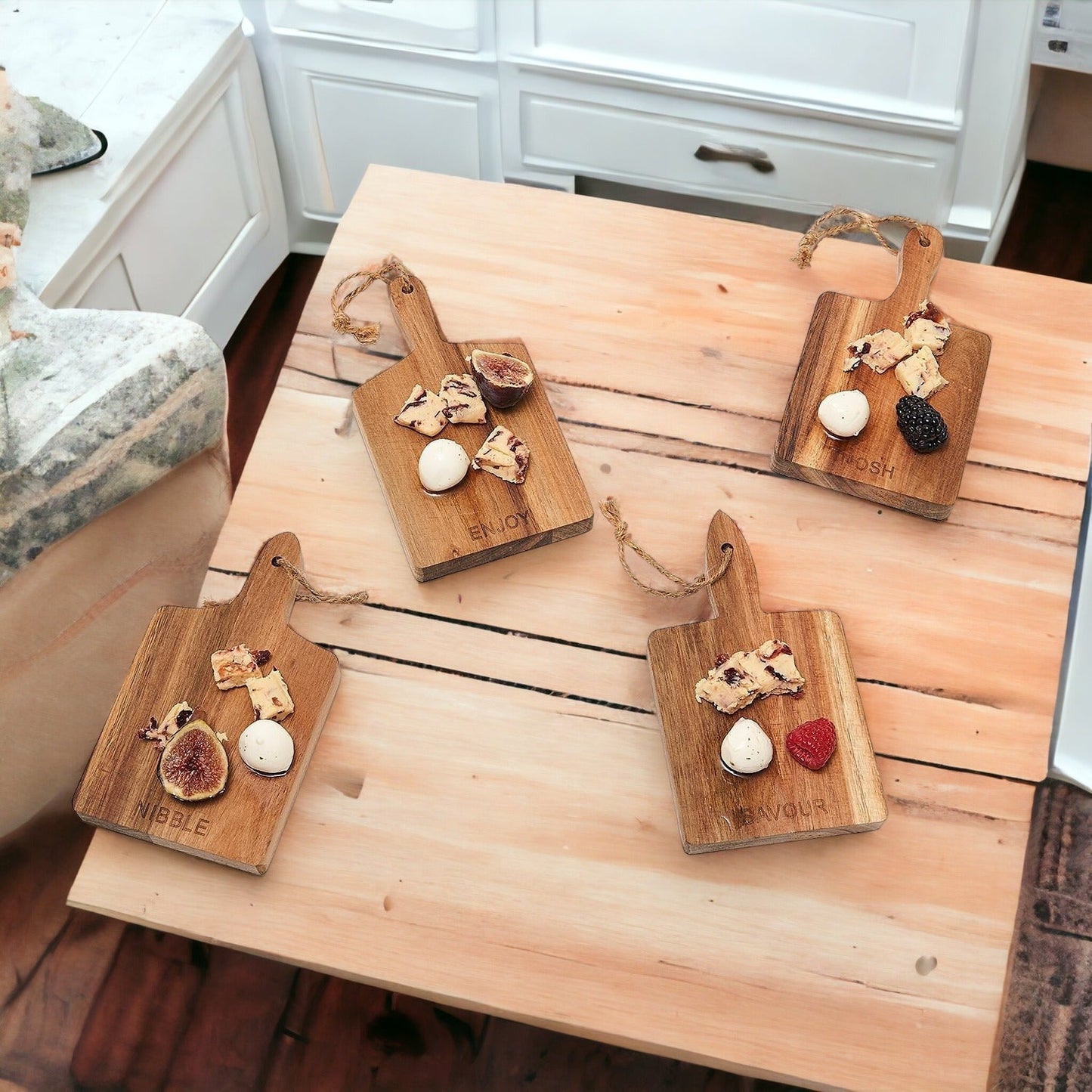 Akazien-Wurstplatten-Set mit 4 kleinen Servierbrettern (20x11,5 cm) mit Juteaufhängern