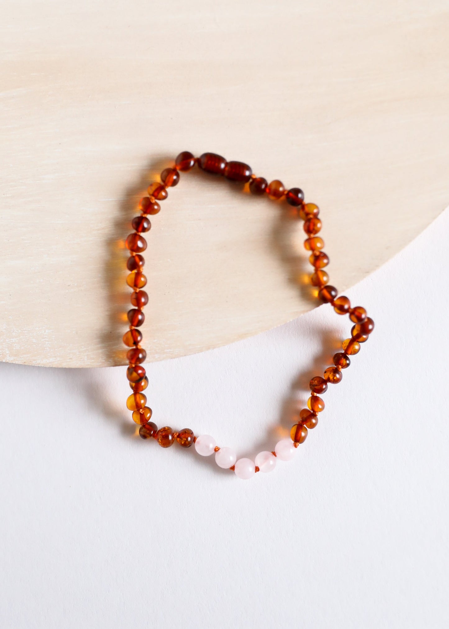 Ambre de la Baltique poli couleur cognac + Quartz rose || Collier