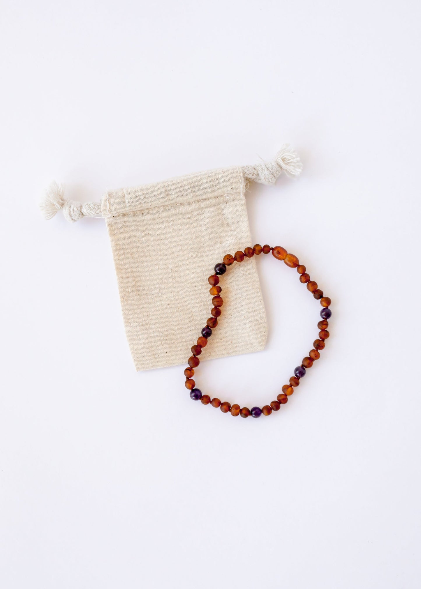 Collier halo en ambre baltique brut de Cognac et améthyste