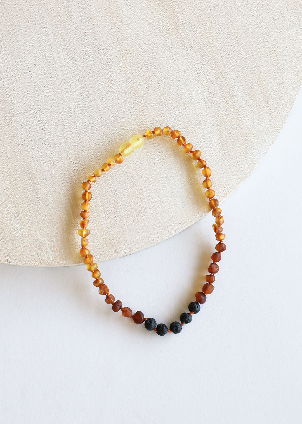 Ambre de la Baltique brut ombré + pierre de lave || Collier