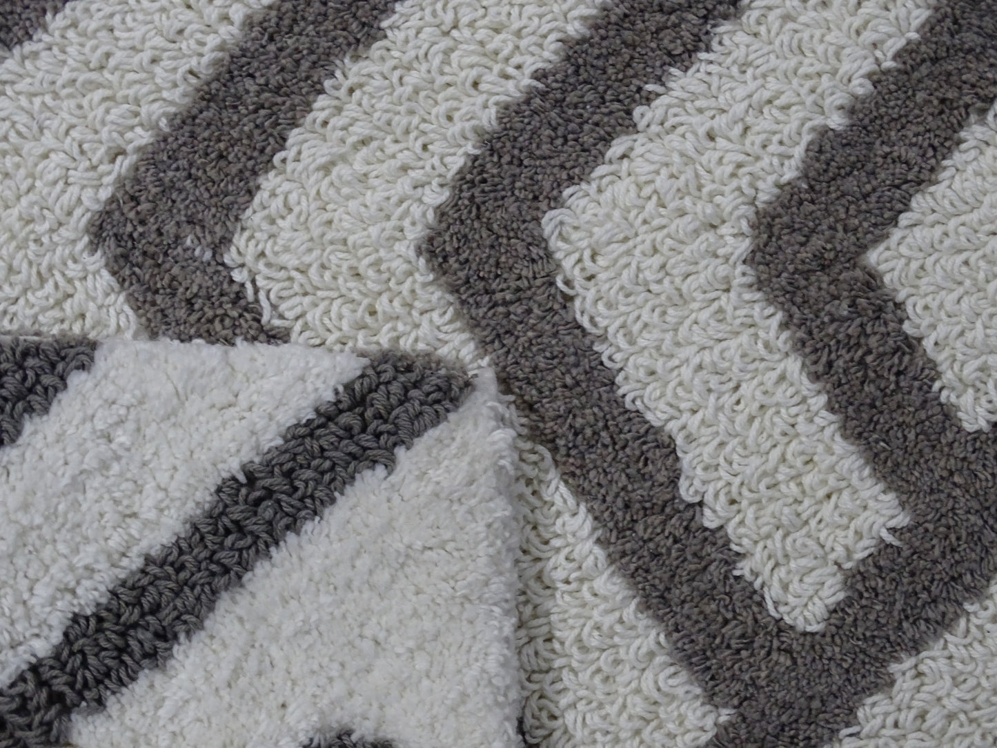 Vibhsa Bath Rug Geometric Pattern in Grey & Ivory