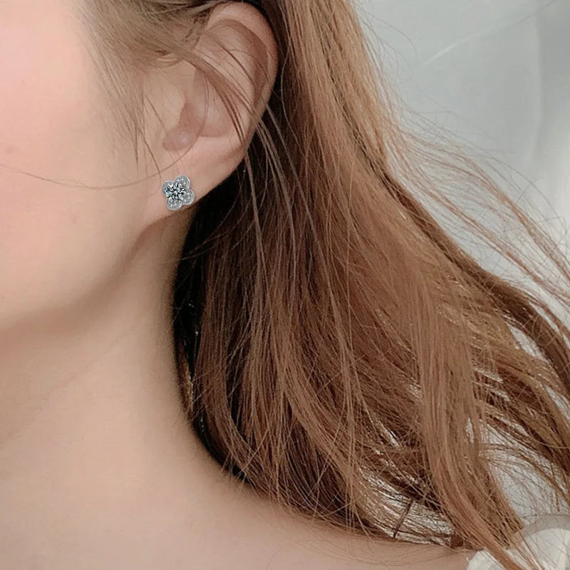 Boucles d'oreilles clous trèfle à quatre feuilles en argent sterling 925 avec moissanite 2 carats pour femme