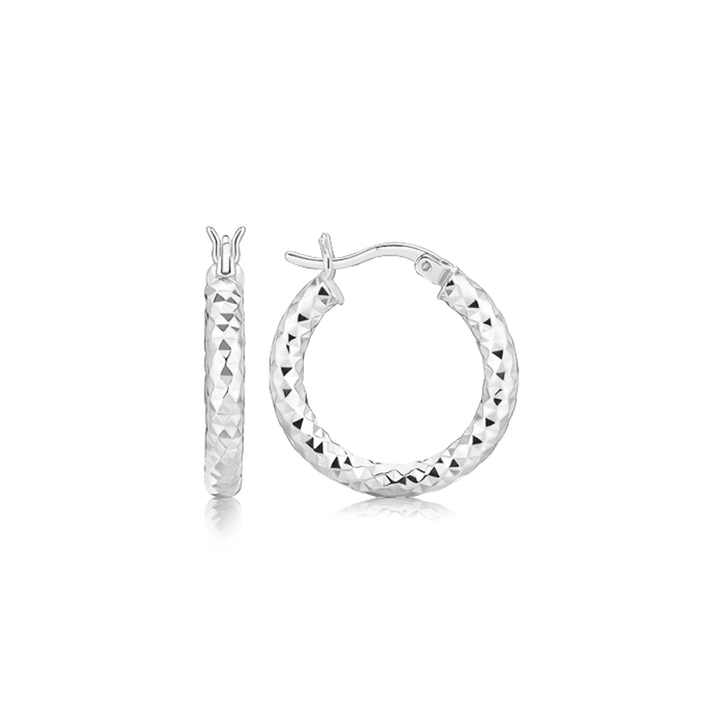 Ohrringe im polierten, rhodinierten facettierten Creolen-Stil aus Sterlingsilber