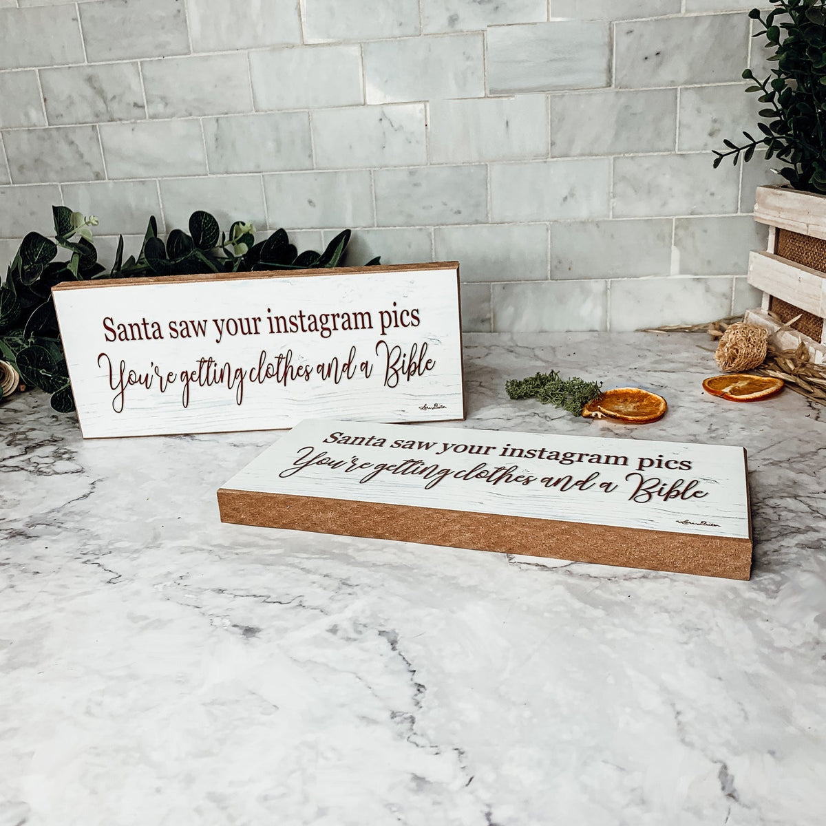 Handgemachtes Holz-Weihnachtsschild Santa Saw Your Instagram He Is Getting You Clothes And A Bible Kaminsims