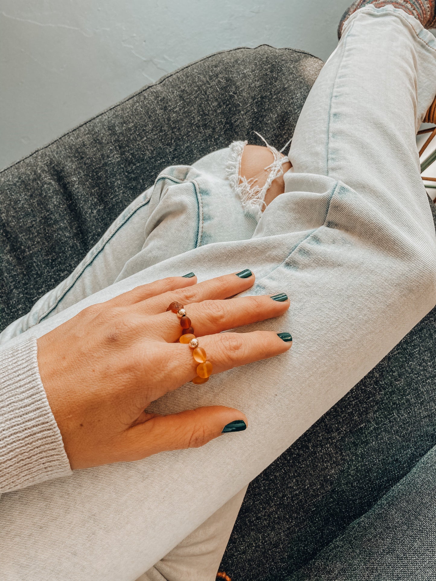 Ambre de la Baltique cognac brut + or laminé 14 carats || Bague élastique perlée