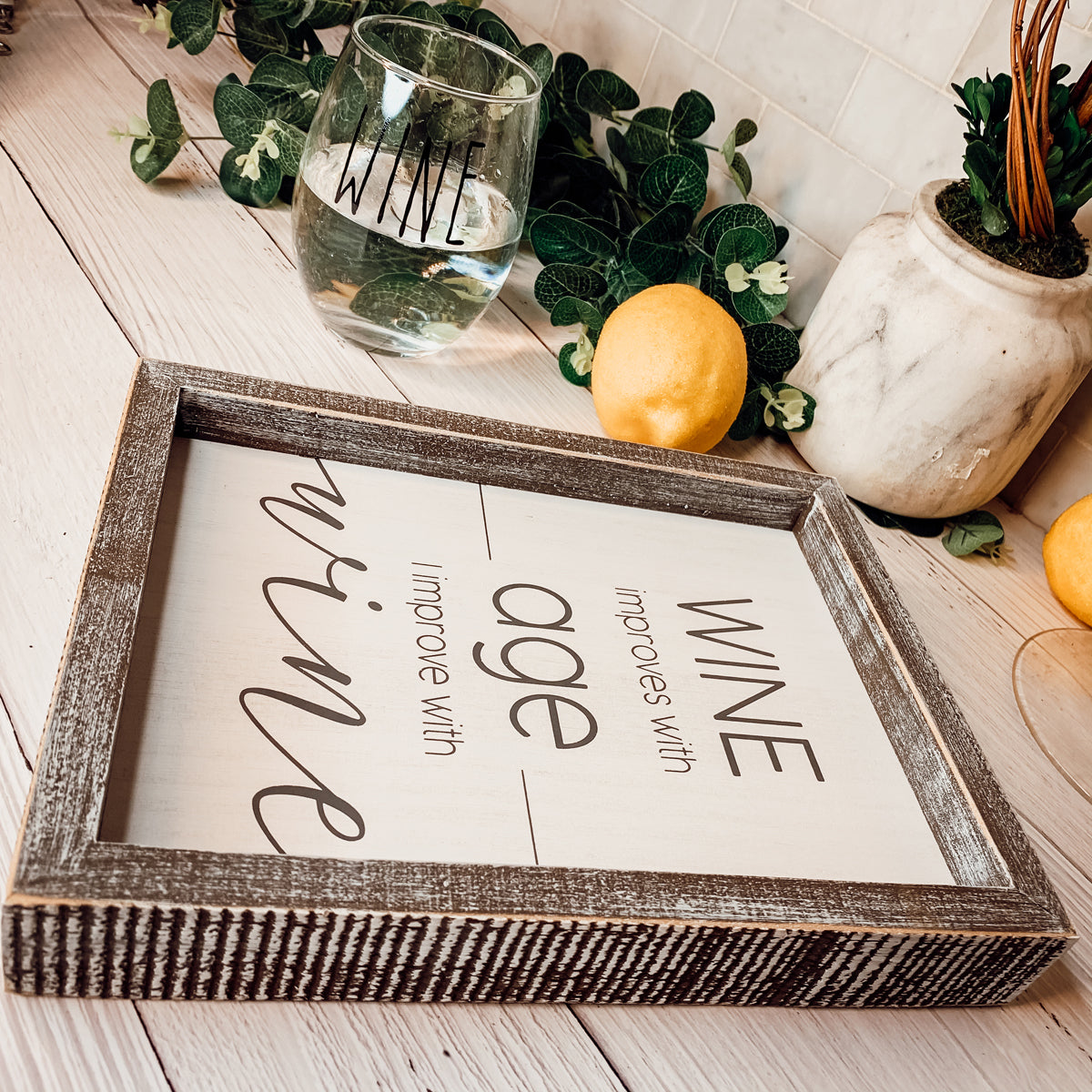 Wein wird mit dem Alter besser Holzschild 20x25cm Premium Rustikal Weiß Grau Zum Aufhängen Freistehende Dekoration