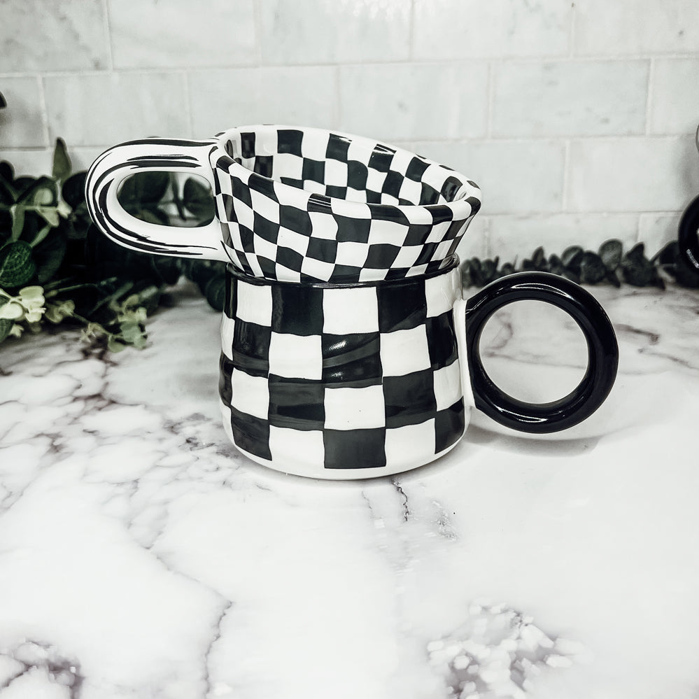 Kleine schwarz-weiß karierte Tasse, Retro, handbemalt, glänzend, Keramik, spülmaschinen- und mikrowellengeeignet