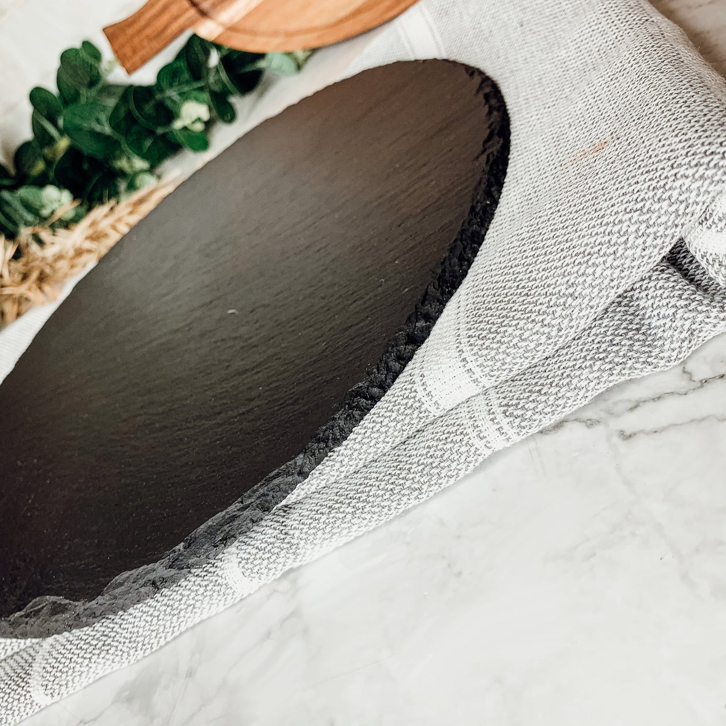 Schiefer Käseplatte rund 28 cm, natürliche Schichtkante, schmal 5-6 mm