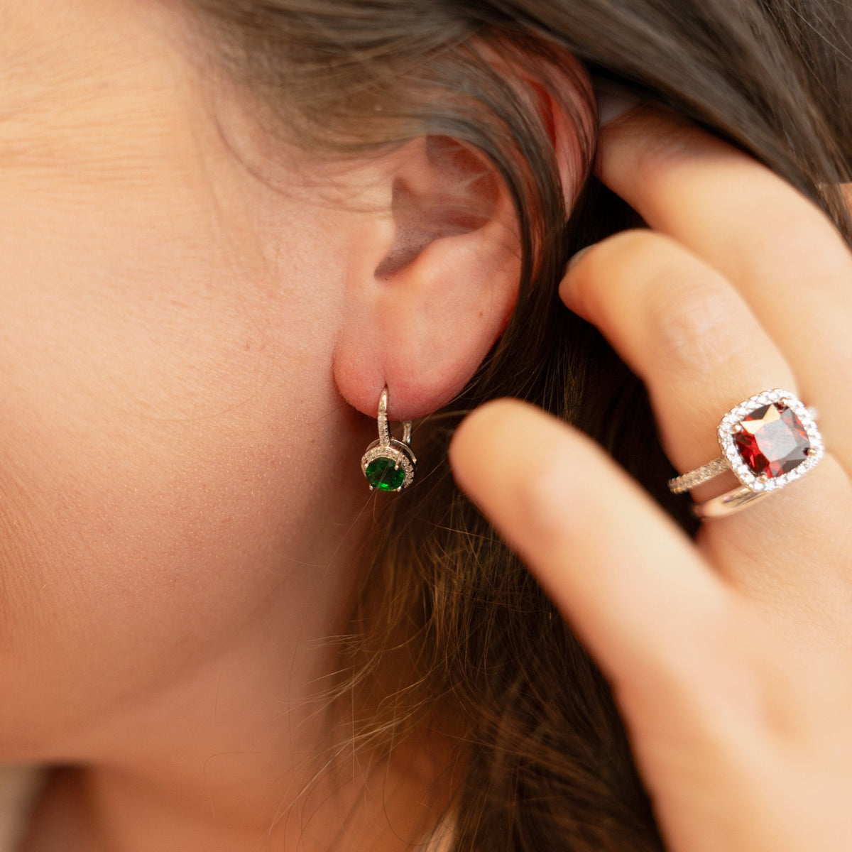 Boucles d'oreilles pendantes vert émeraude - Une touche de chance et d'éclat vert impeccable