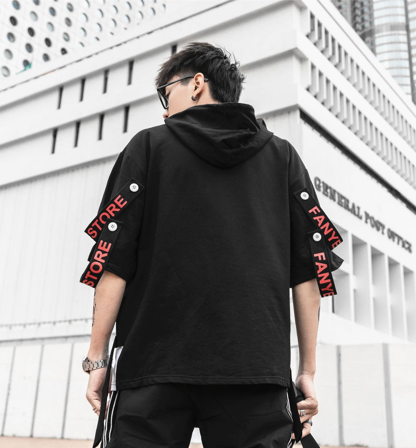 Schwarzer Solo Movement Kurzarm-Hoodie