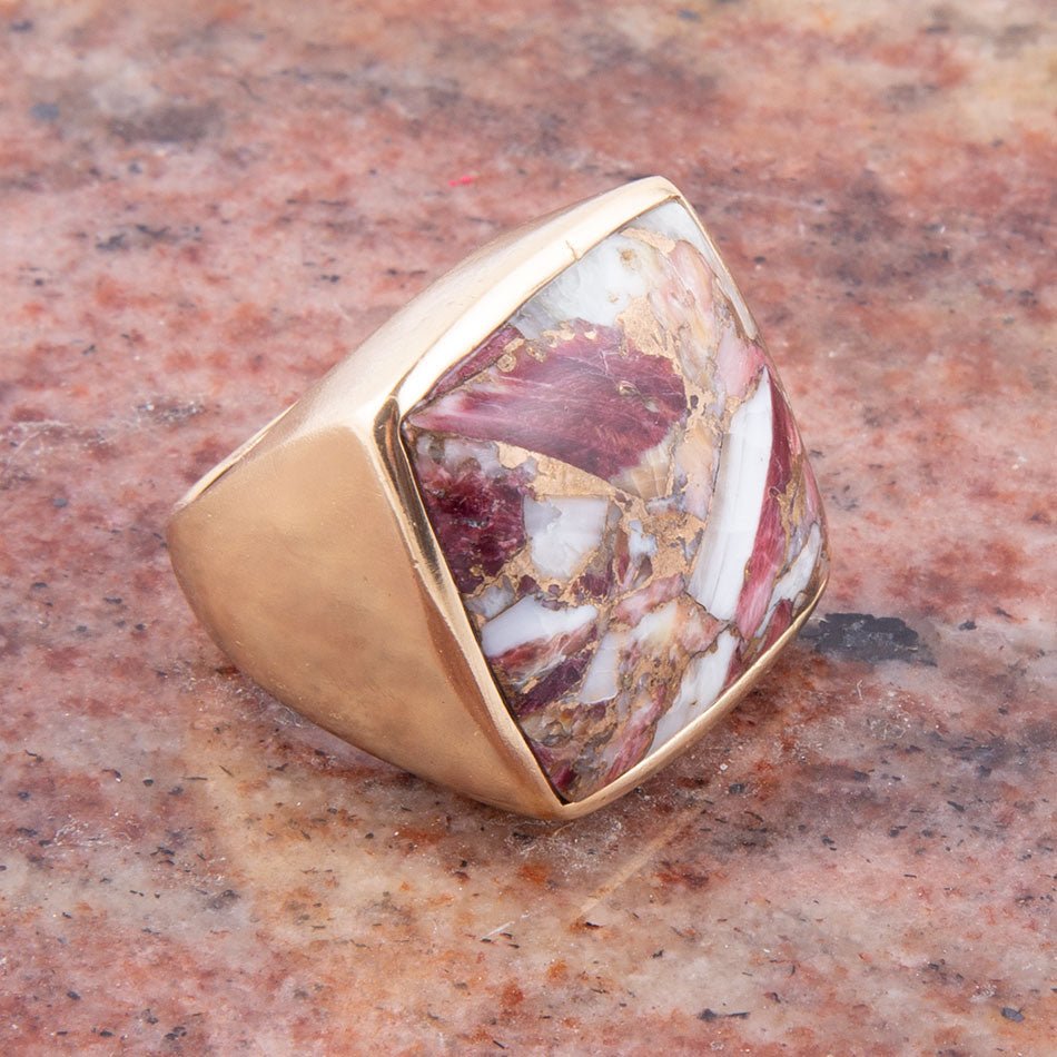 Ring aus quadratischem lila Spondylus-Muschel-Matrix und Bronze
