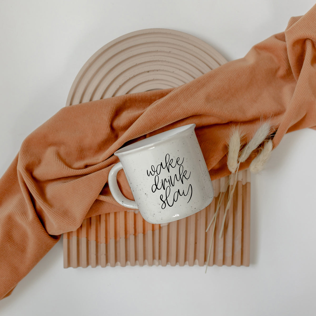 Wake Drink Slay 14.5oz Keramik-Lagerfeuer-Tasse, beidseitig gesprenkelt, Weiß-Sesam