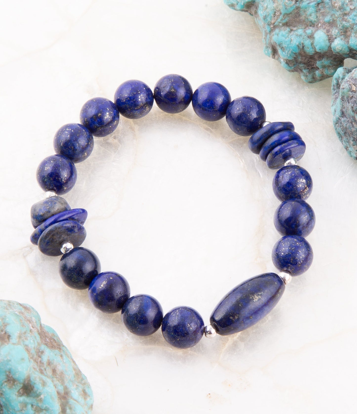 Bracelet extensible en perles de lapis-lazuli bleues