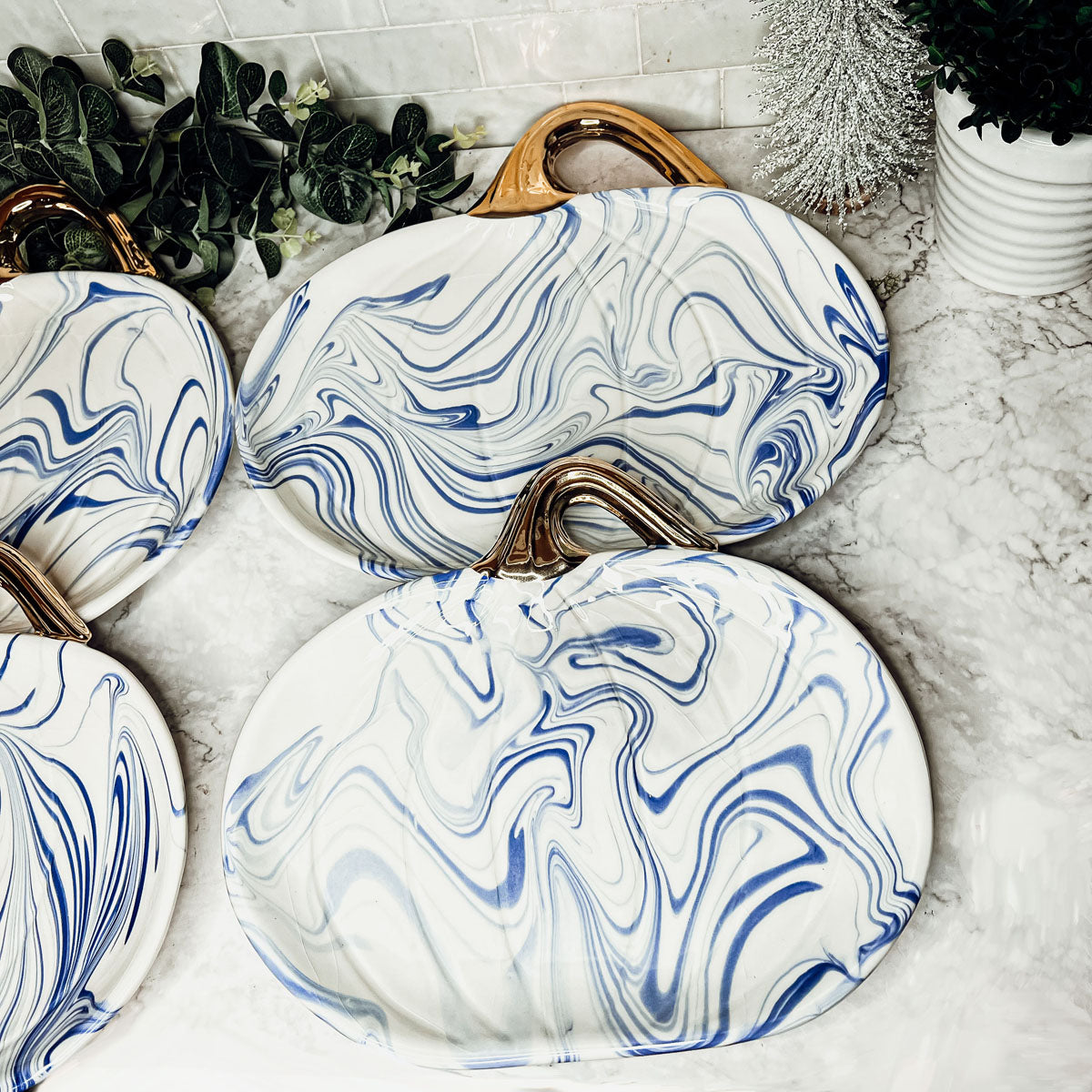 Blau-weiße Marmor-Kürbis-Servierplatten 2er-Set mit goldenem Stiel