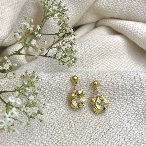 Boucles d'oreilles bohèmes en fil de coton fleur alliage de zinc délicates 2,5 cm faites à la main