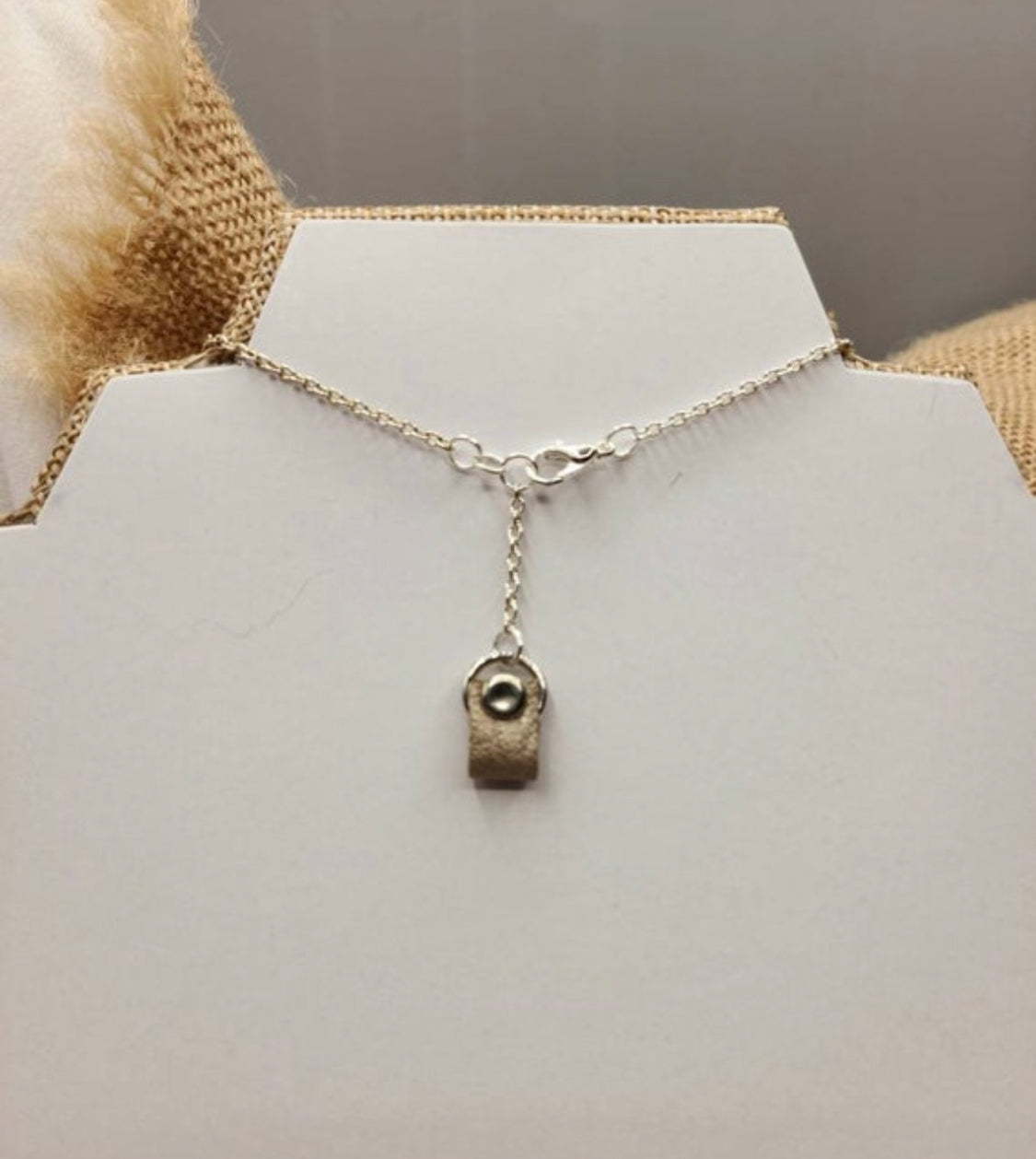 Collier en cuir bohème avec pendentif à anneaux métalliques superposés