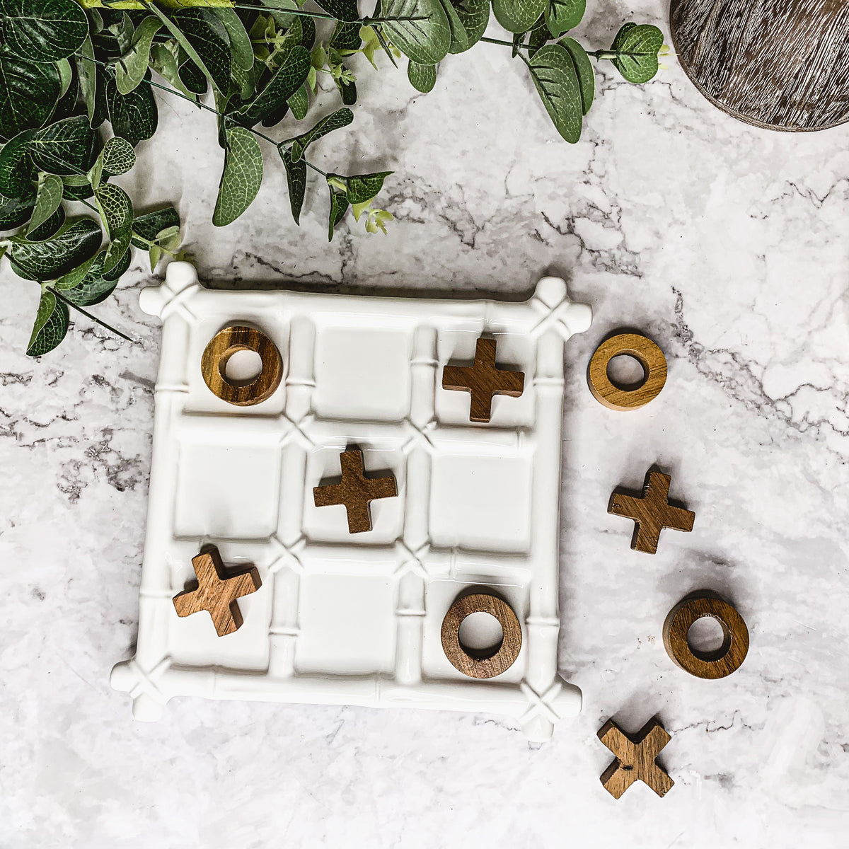 Keramik-Tic-Tac-Toe-Spiel, Bambus-Imitat-Brett mit Akazienholzfiguren, Deko