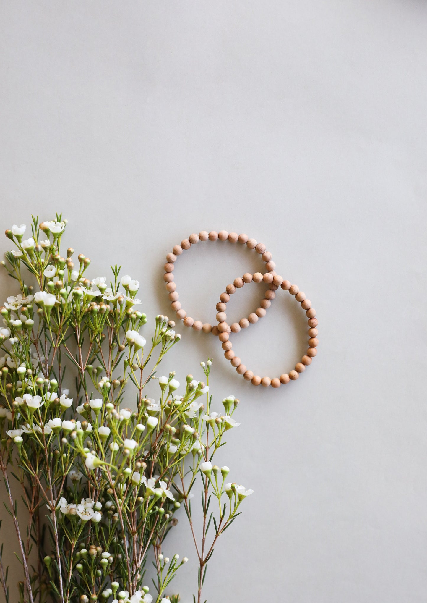 Bois de cyprès || Bracelet élastique perlé pour adulte