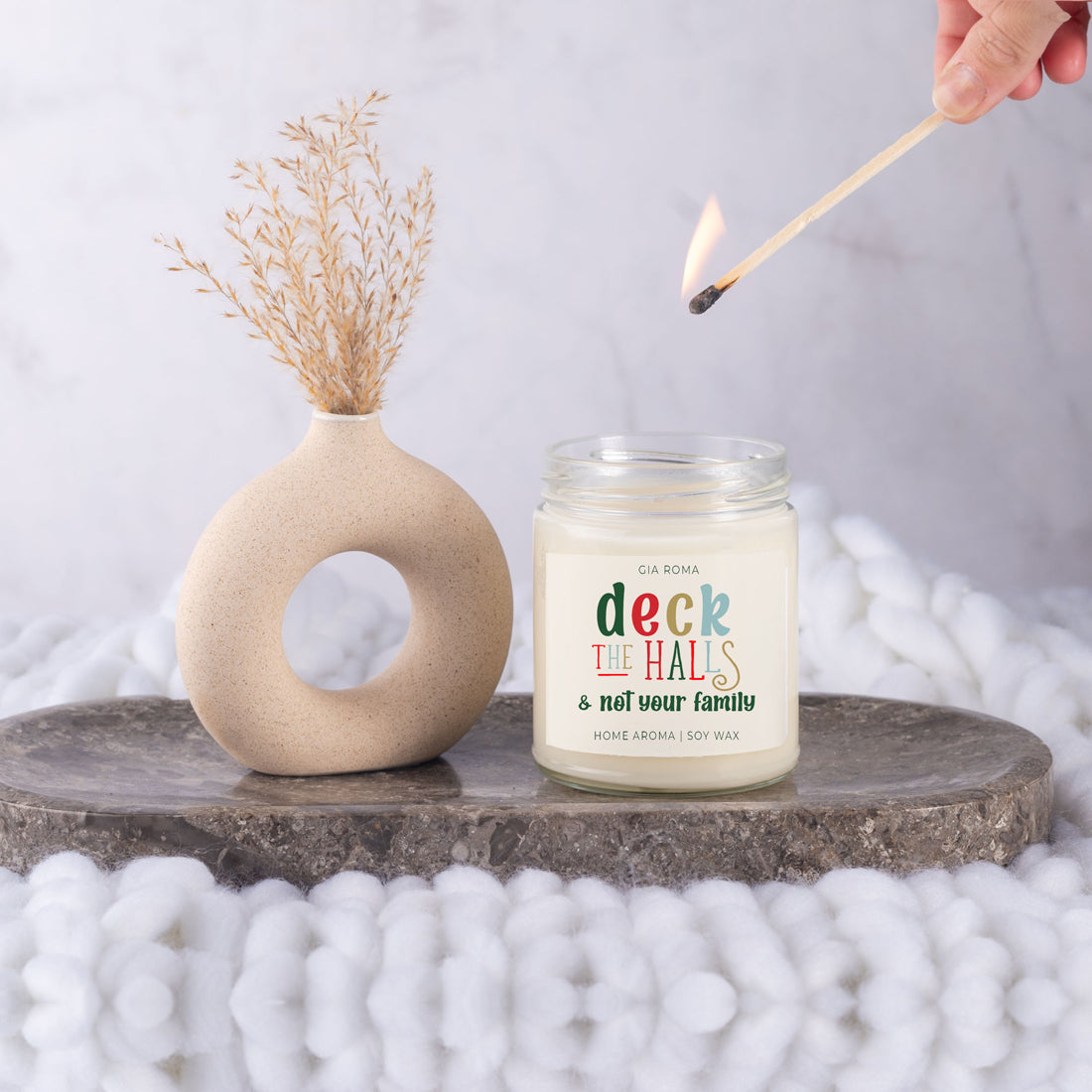 Weihnachtskerze „Deck The Halls“, 9oz, Nelke, Zimt, Beere, Pflaume, Tanne, 50 Std. Brenndauer