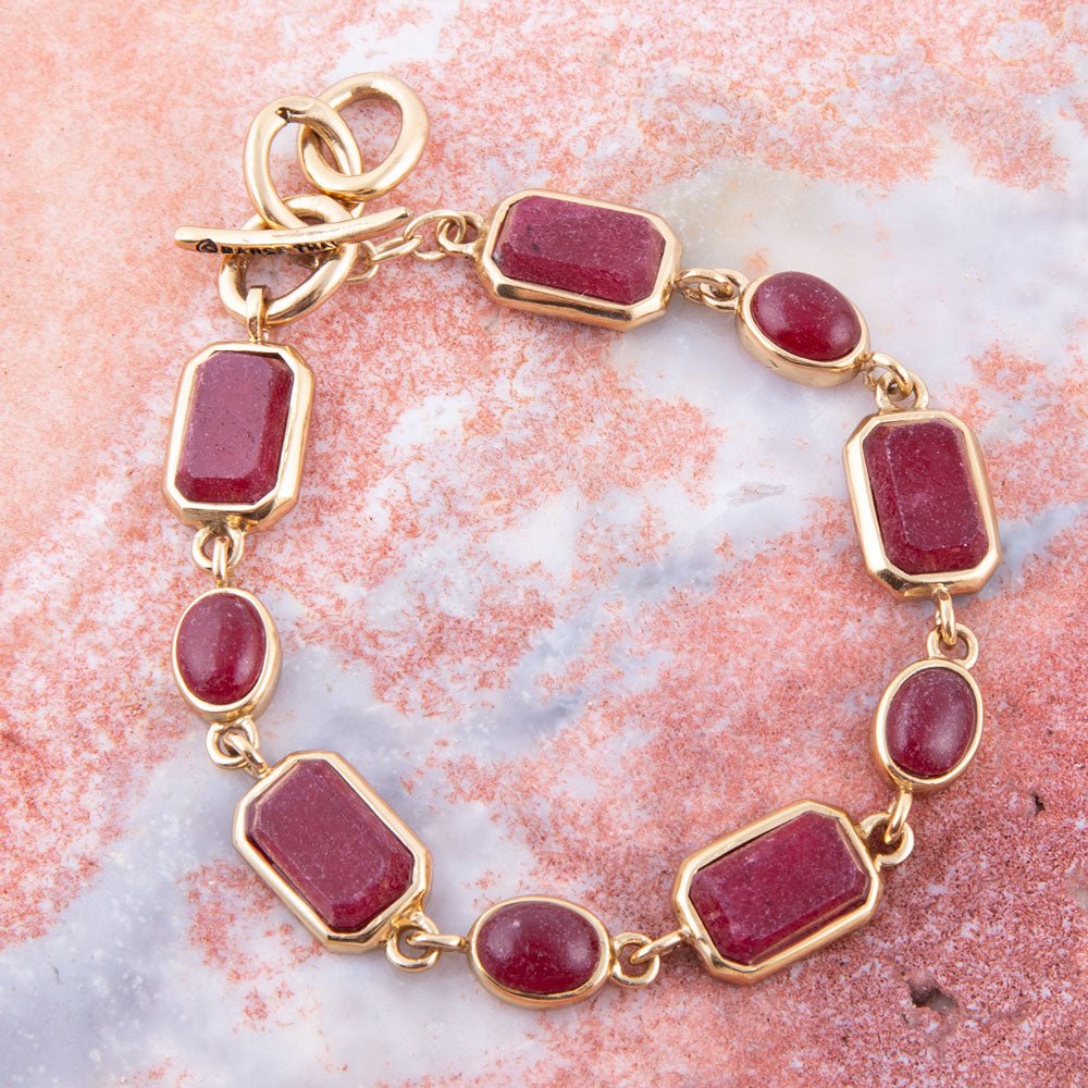 Bracelet délicat en onyx rouge et fermoir marin doré