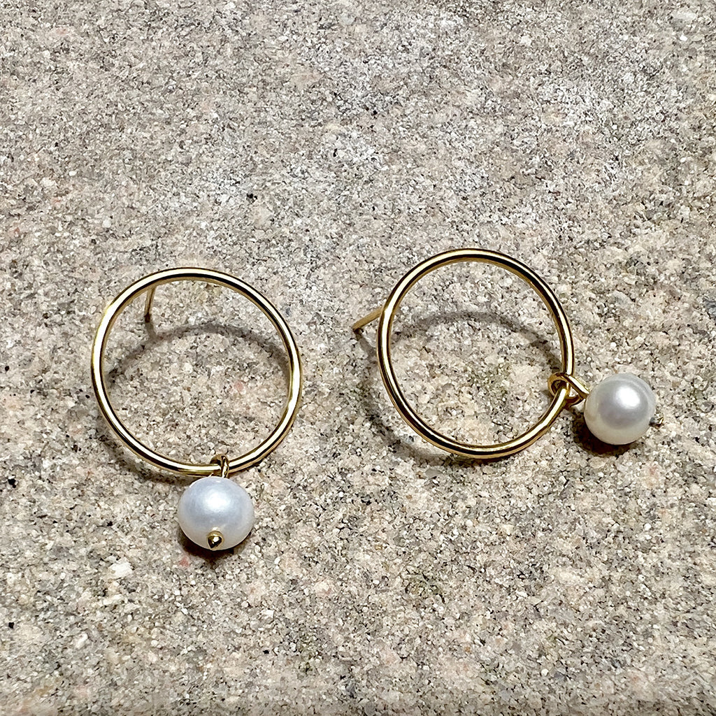 Boucles d'oreilles créoles perles d'eau douce plaqué or coquillage recyclé fait main