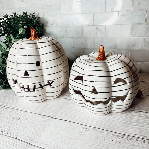 Décoration d'automne et d'Halloween minimaliste en forme de citrouille rayée noir et blanc peinte à la main avec LED