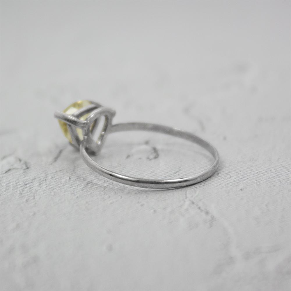 Damenring aus 925er Sterlingsilber mit zitringelbem Topas und dreieckigem Schliff