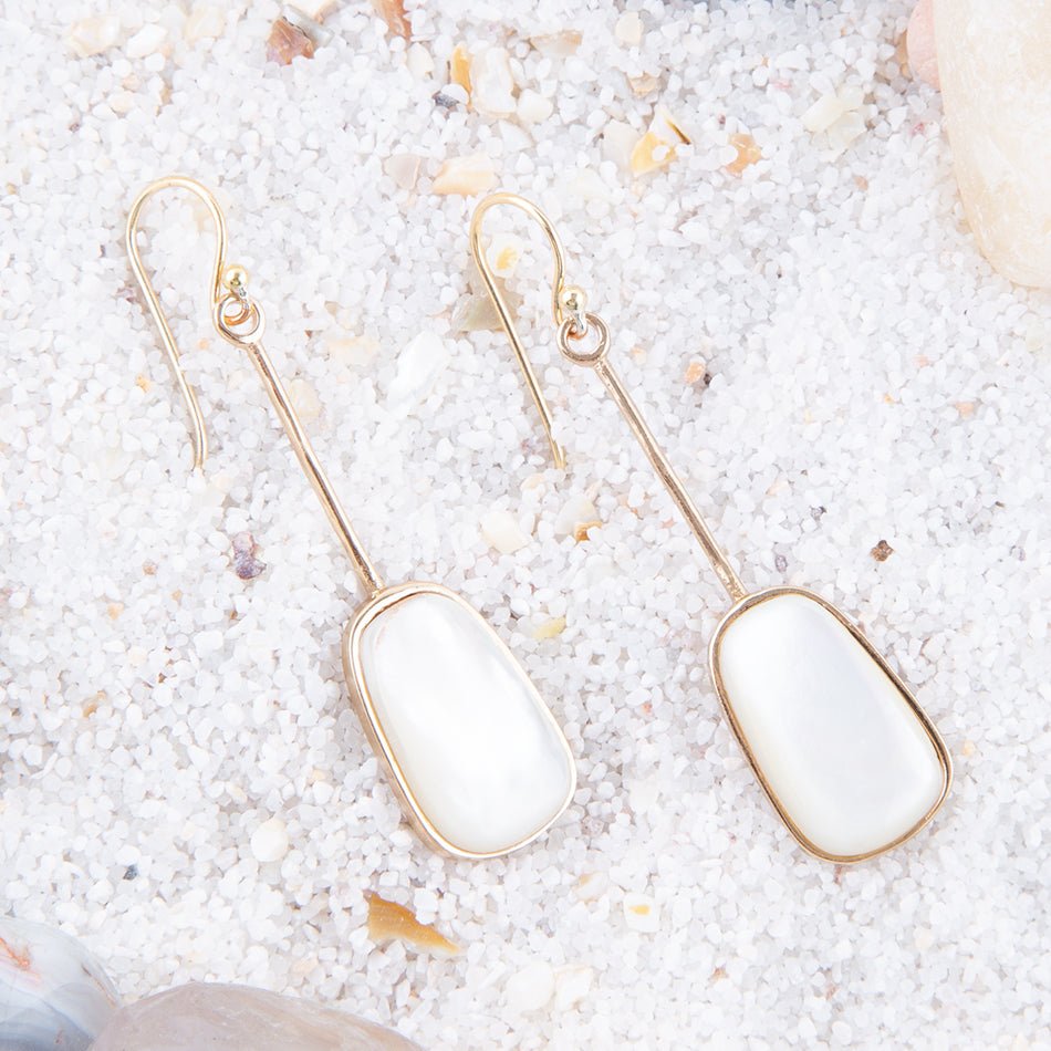 Boucles d'oreilles Madeleine blanches en nacre et bronze