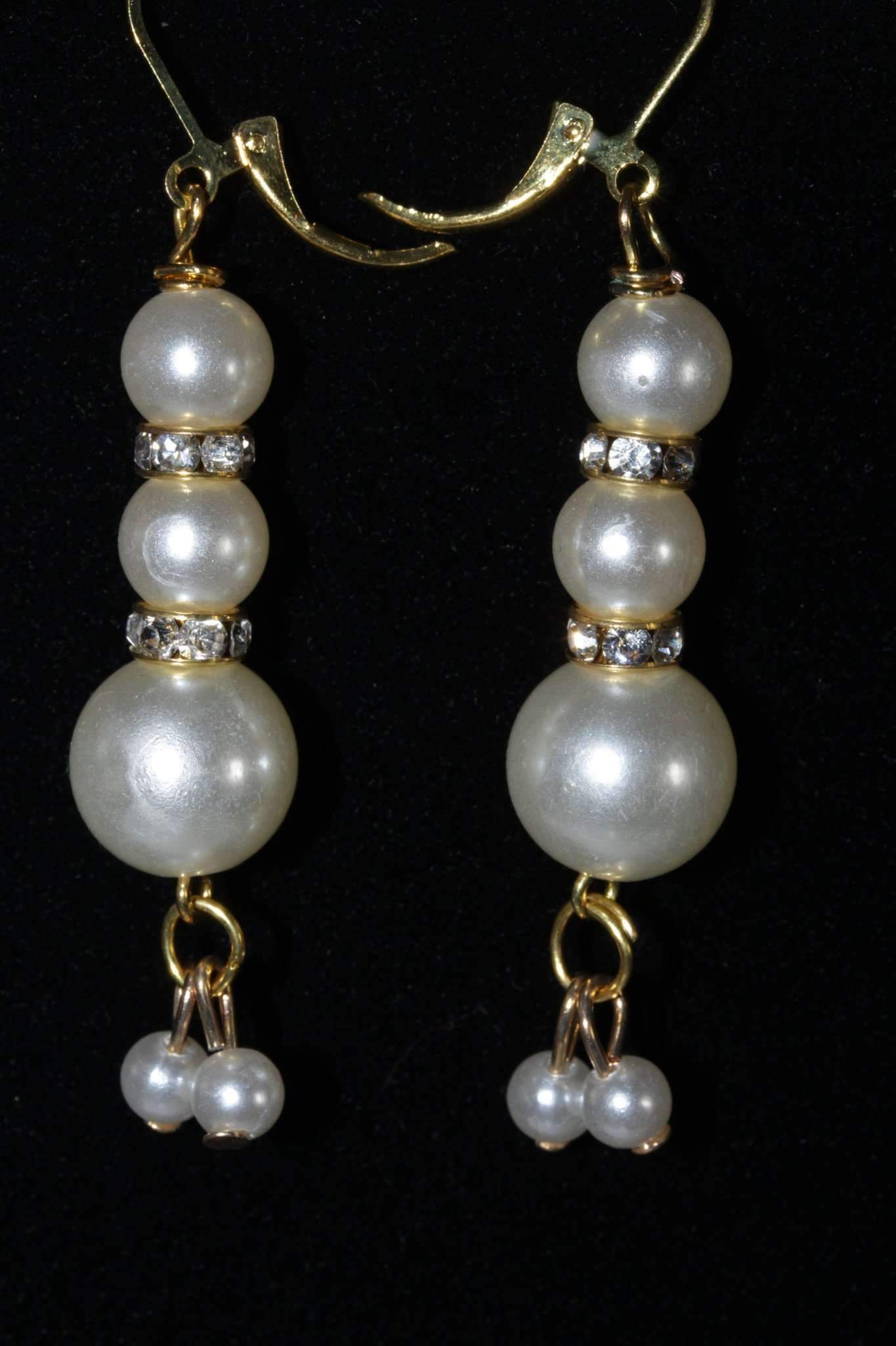Boucles d'oreilles pendantes pavées de perles avec breloque pour femmes