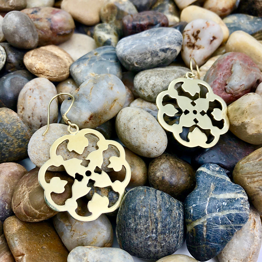 Boucles d'oreilles trèfle en laiton recyclé faites main légères écologiques