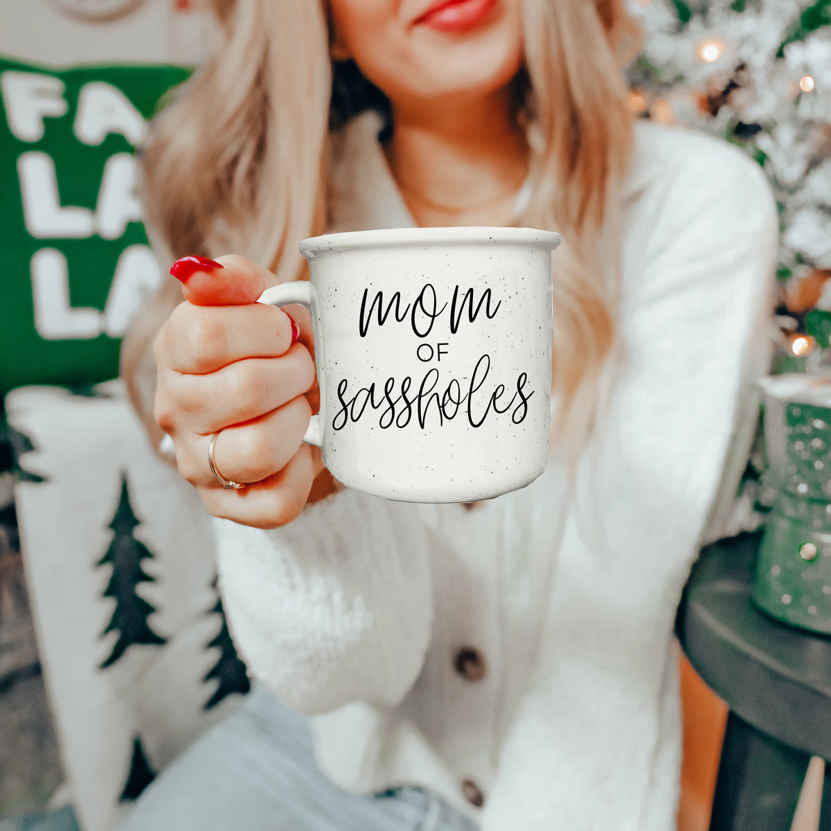 Mug de camping en céramique 428 ml "Mom Of Sassholes" glaçure sésame blanc design moucheté double face