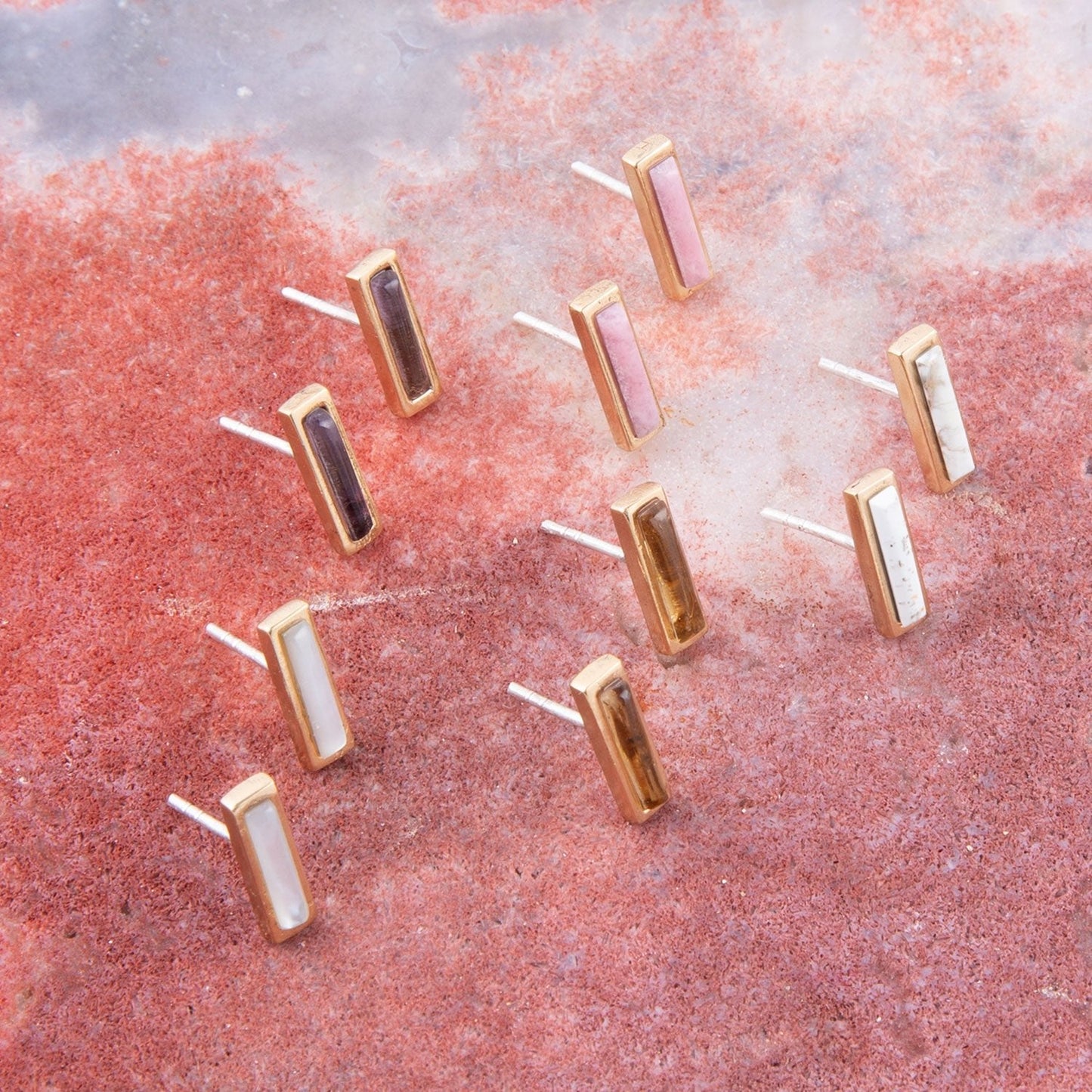 Kurzer linearer Amethyst- und Bronze-Stecker