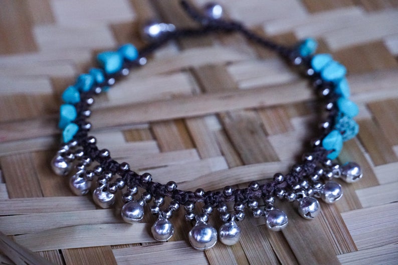 Chaîne de cheville bohème en argent avec perles turquoise et clochette réglable