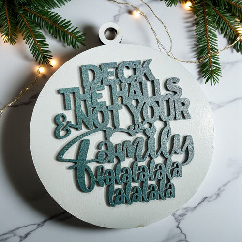 Deck The Halls 12 Farben Holz-Weihnachtsbaumschmuck mit frechen Fa-La-La-Texten und rustikalem Finish