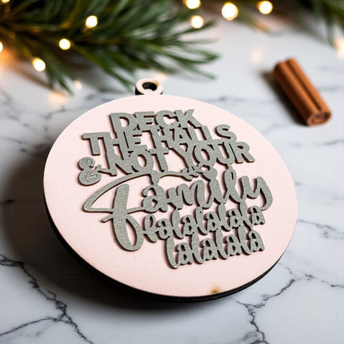 Ornement de Noël en bois « Deck The Halls » 12 couleurs avec paroles espiègles « Fa La La » et finition rustique