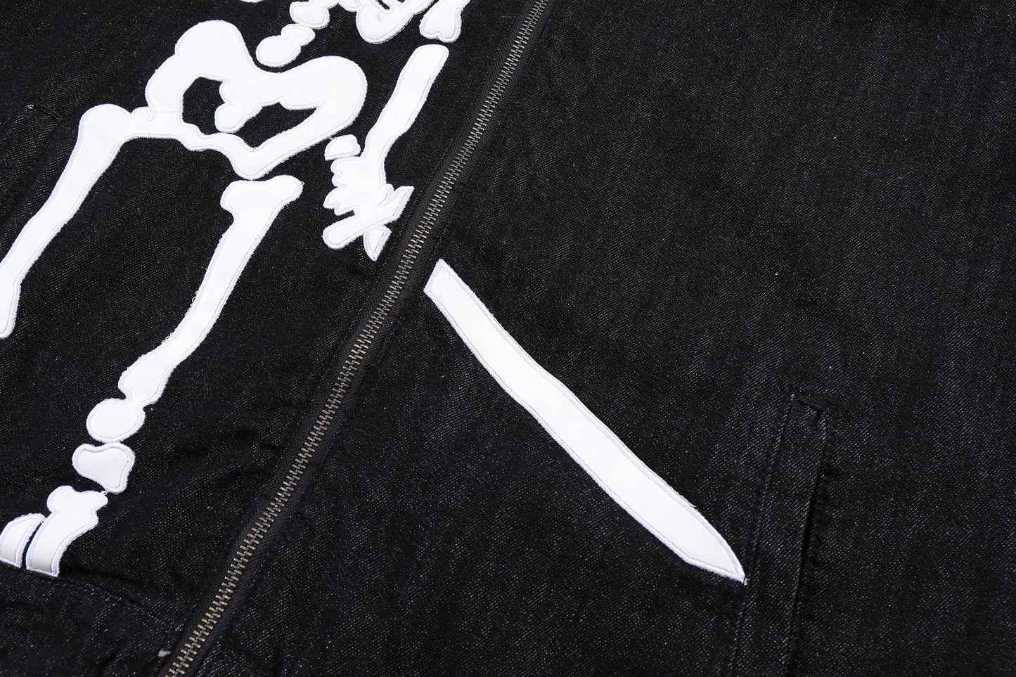 Jeansjacke mit weinendem Skelett
