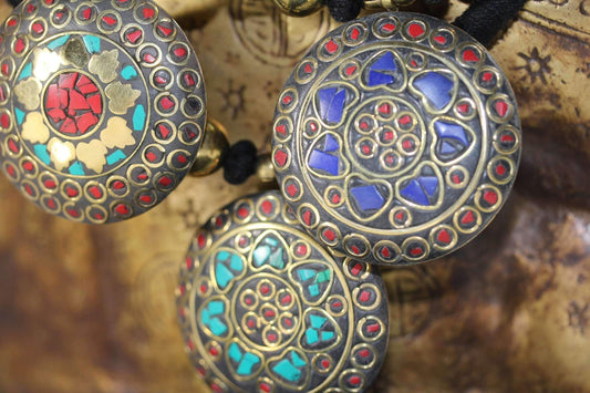 Collier médaillon mosaïque Pendentif en laiton coloré serti à la main