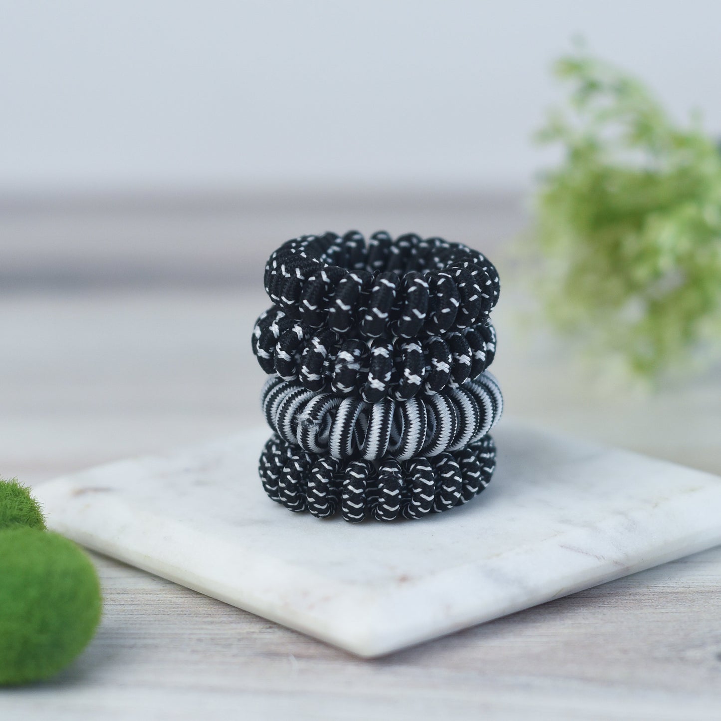 Medium Lauren Lane Hair Coil Set in Black and White