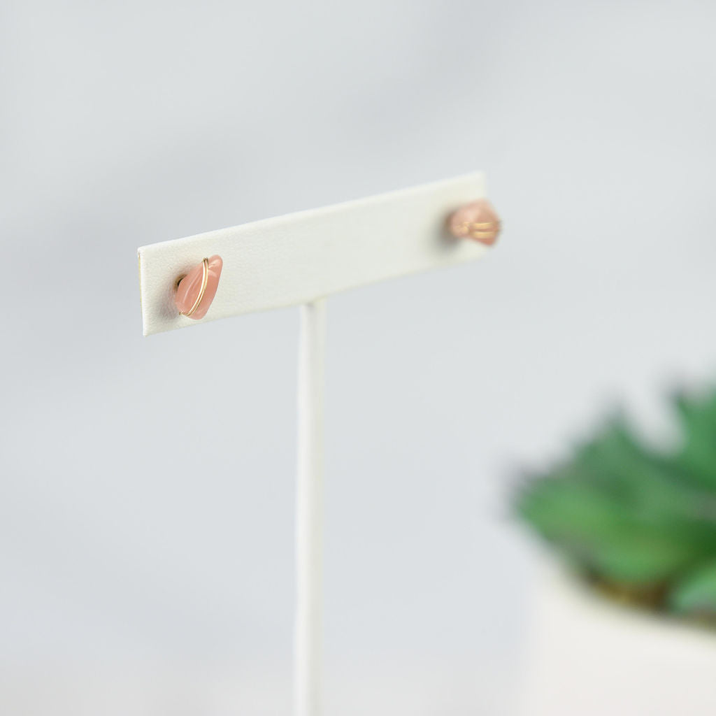 Kara Ohrstecker mit Draht und Naturstein