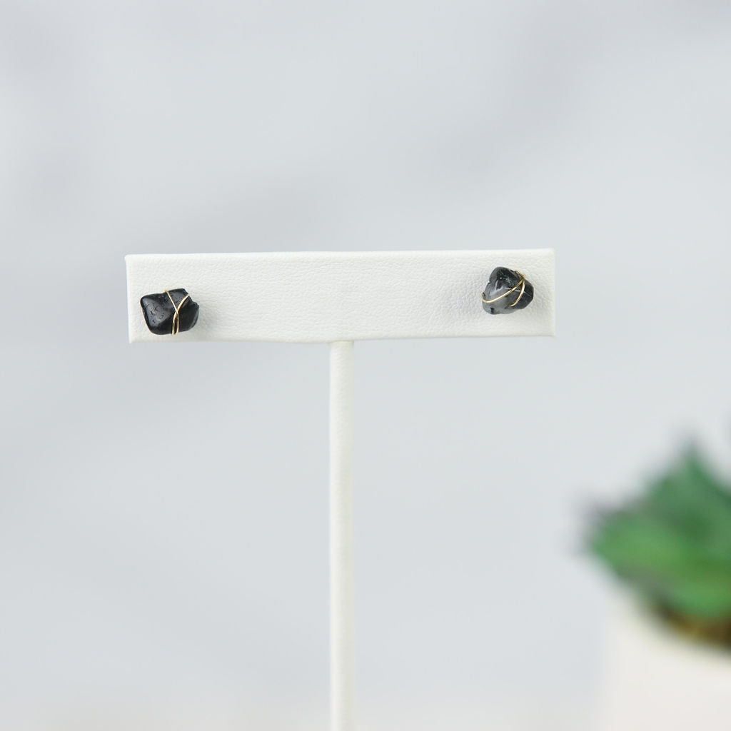Kara Ohrstecker mit Draht und Naturstein