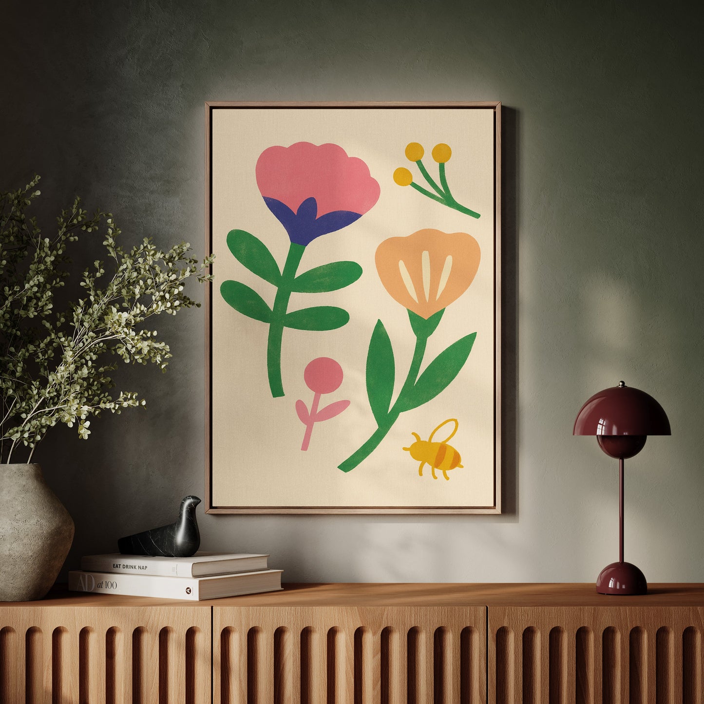 Hummel und Blüten auf Cremefarben