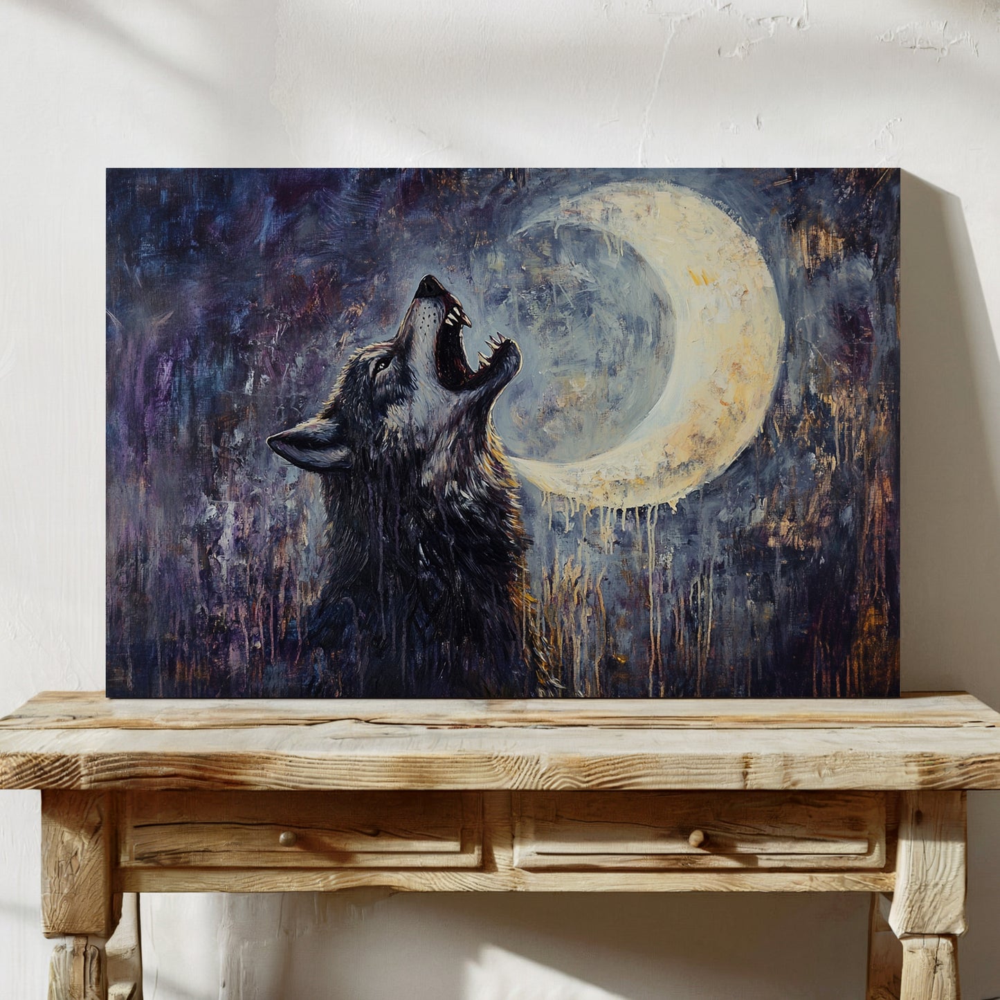 Loup solitaire hurlant sous la lune