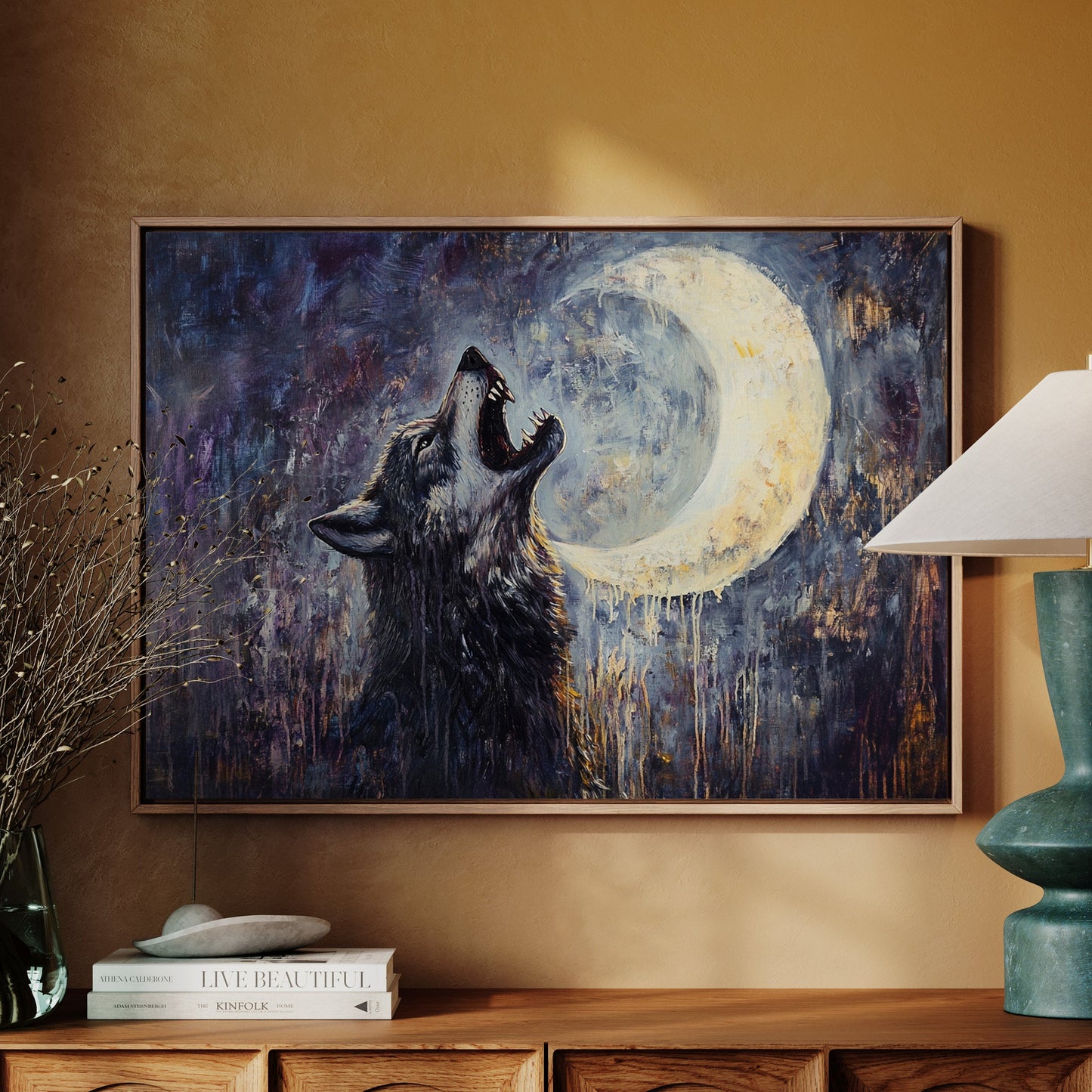 Loup solitaire hurlant sous la lune
