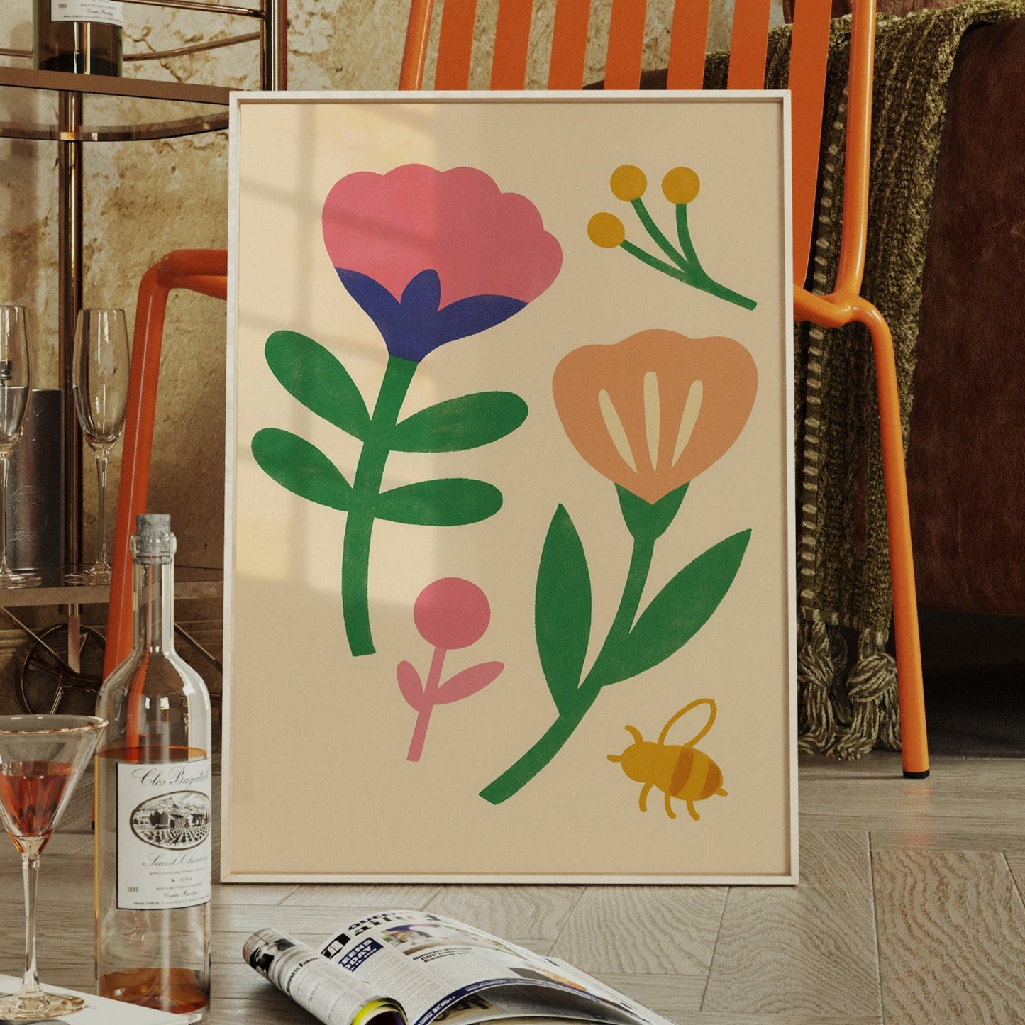 Hummel und Blüten auf Cremefarben