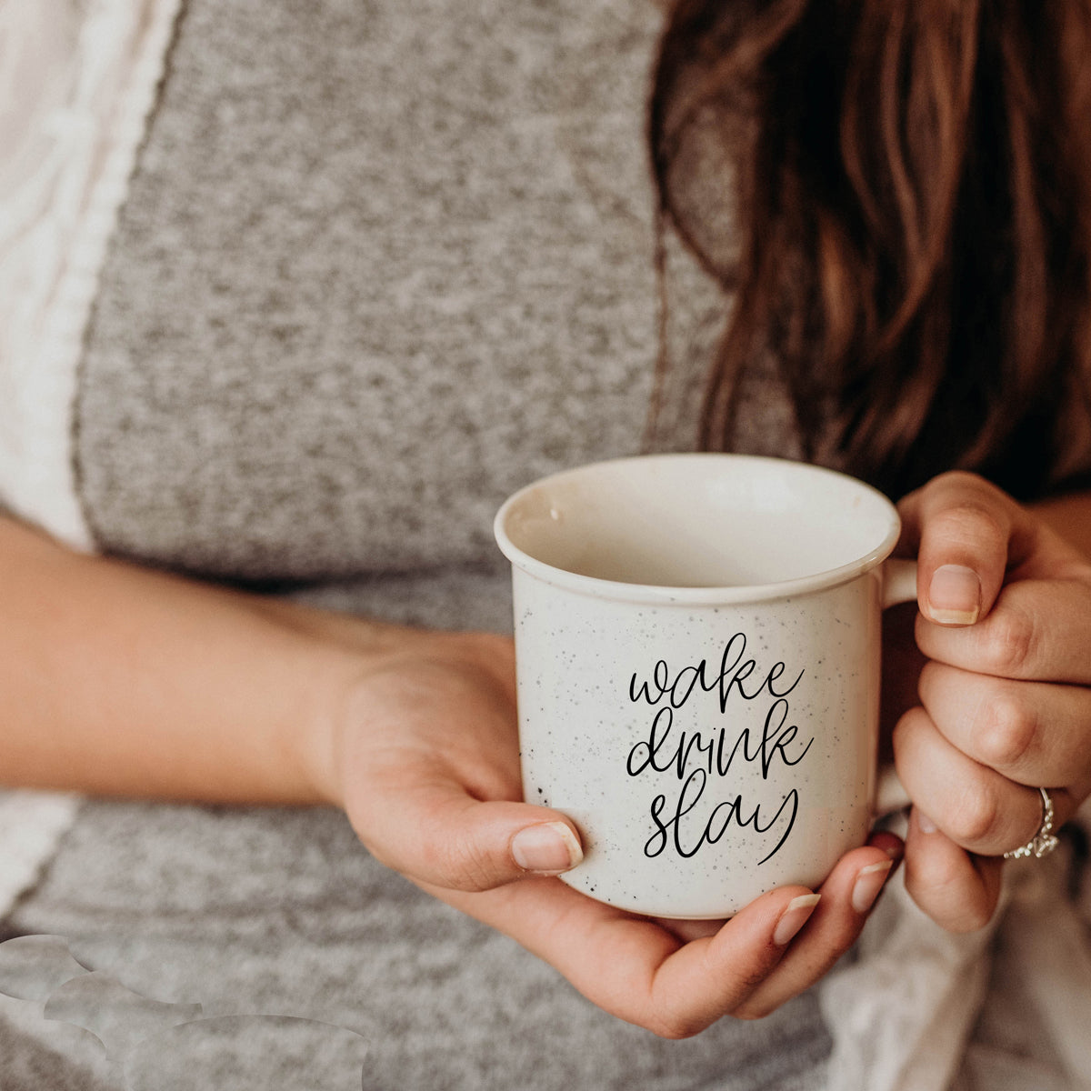 Mug de camping en céramique de 14,5 oz « Wake Drink Slay » à double face, blanc moucheté sésame