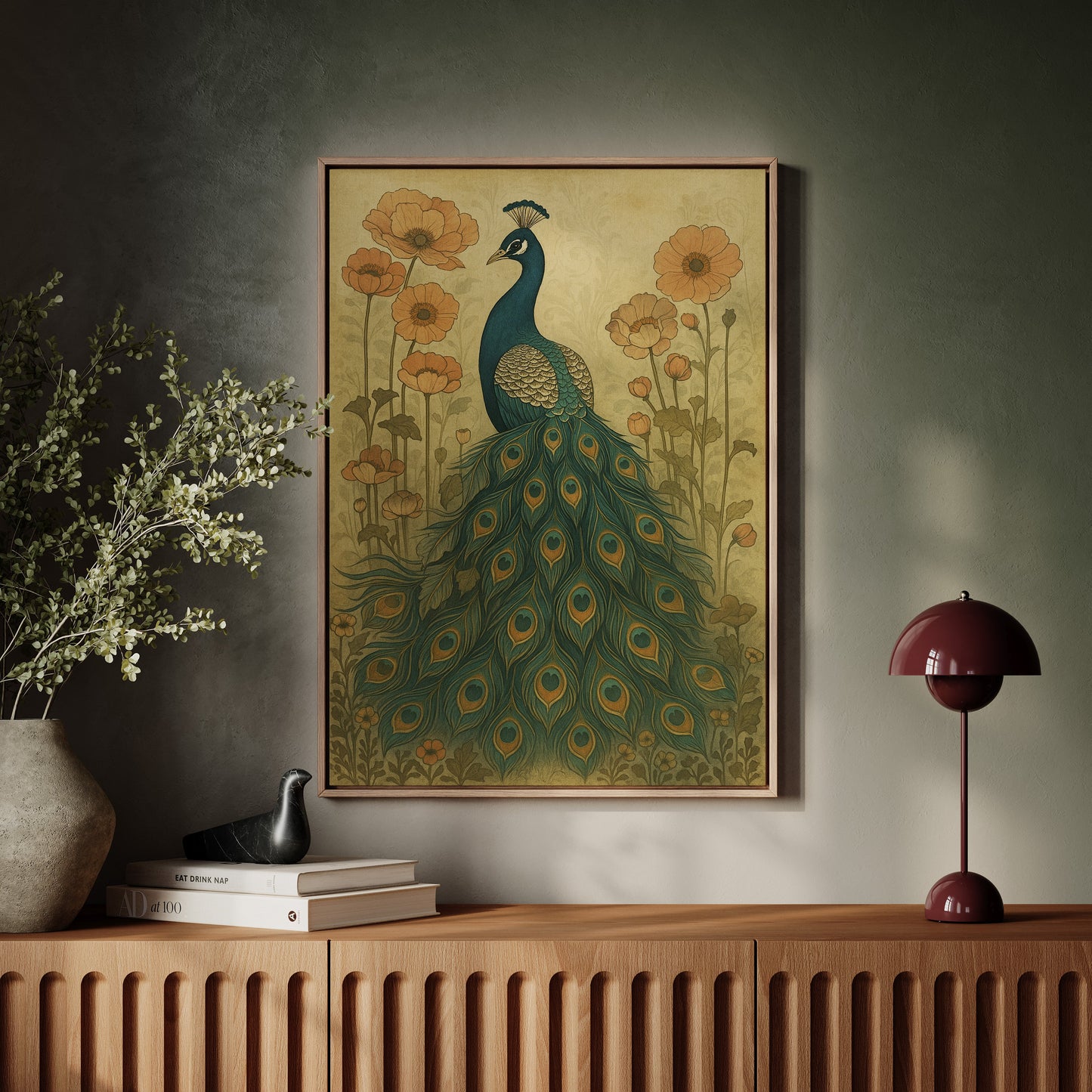 Quiétude du jardin sous le regard d'un paon